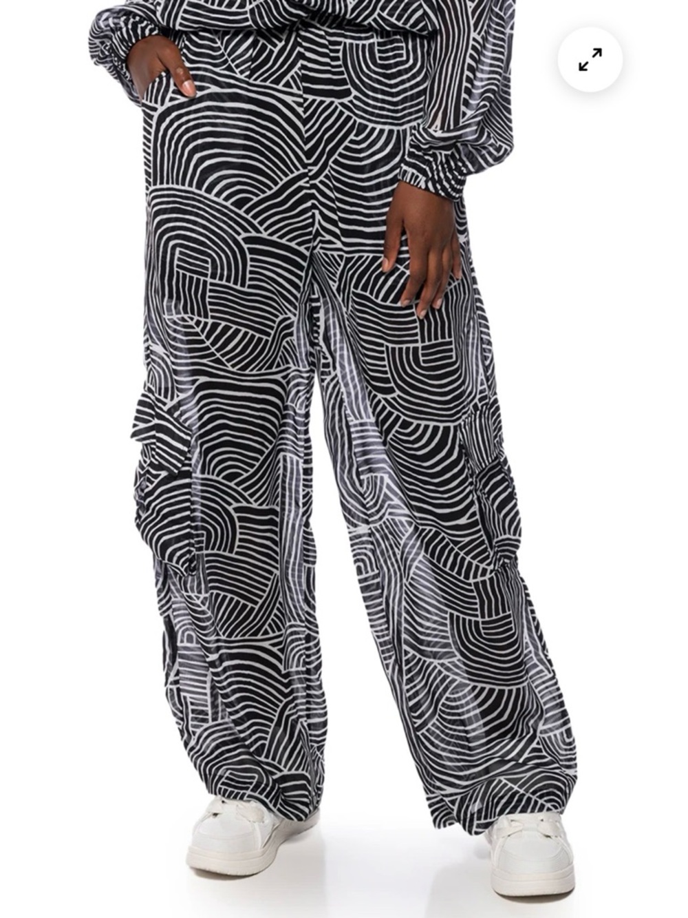 AKIRA Never Ending Hills Wide Leg Cargo Pants SIZE: SMALL - Picture 3 of 15